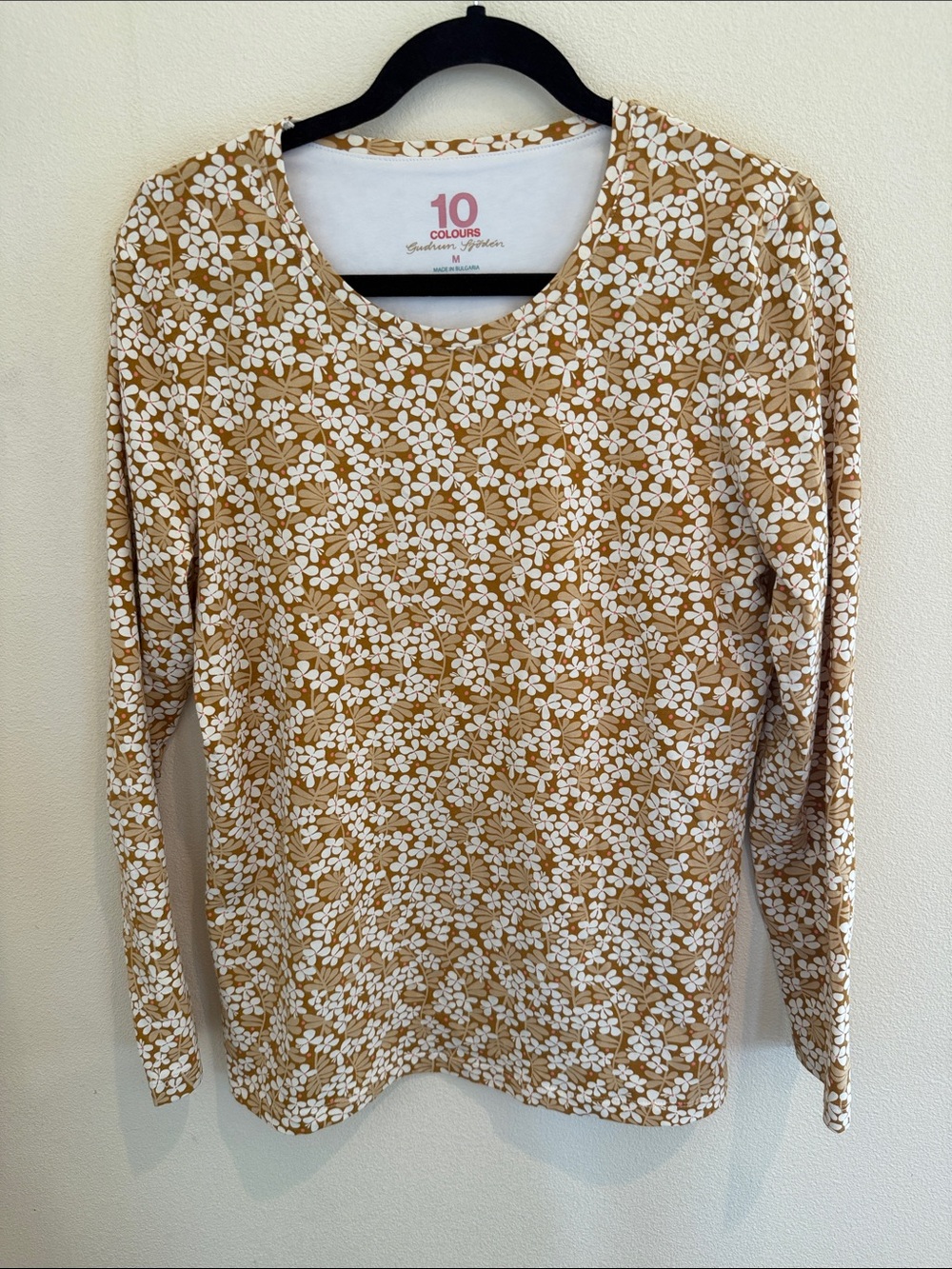 Gudrun Sjoden Long-Sleeve Floral Tee — Camel and White